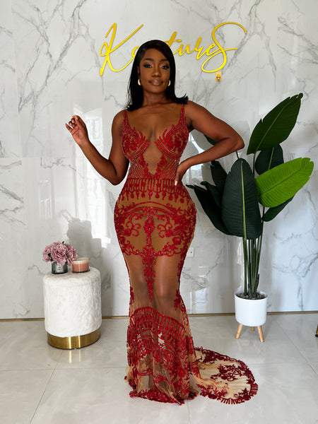 gold or silver for red dress A little red dress, a dash of gold or silver accessories, and a classic red lip There's something about a red dress, that automatically brings out so much confidence in a person